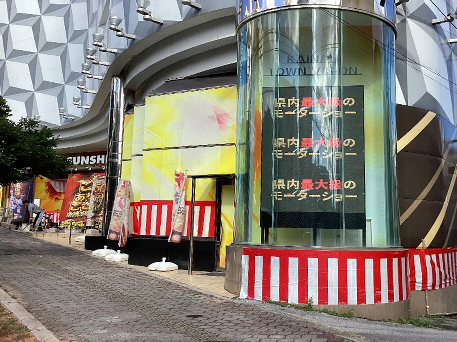 沖縄県那覇市松尾 開南の市場通り入口に設置された「開南ビジョン」。商店街を行き交う歩行者や地元住民へ密着したPRが可能。