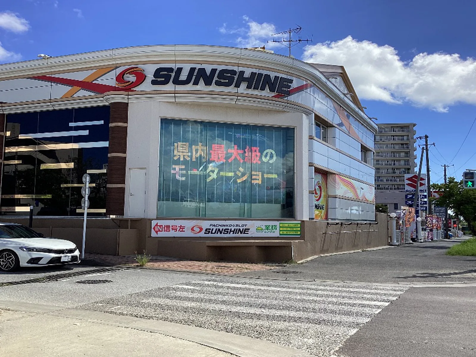 沖縄県那覇市高良 空港近郊の「小禄ビジョン」。レンタカー利用者や観光客が必ず通る大動脈に設置された屋外LED広告。