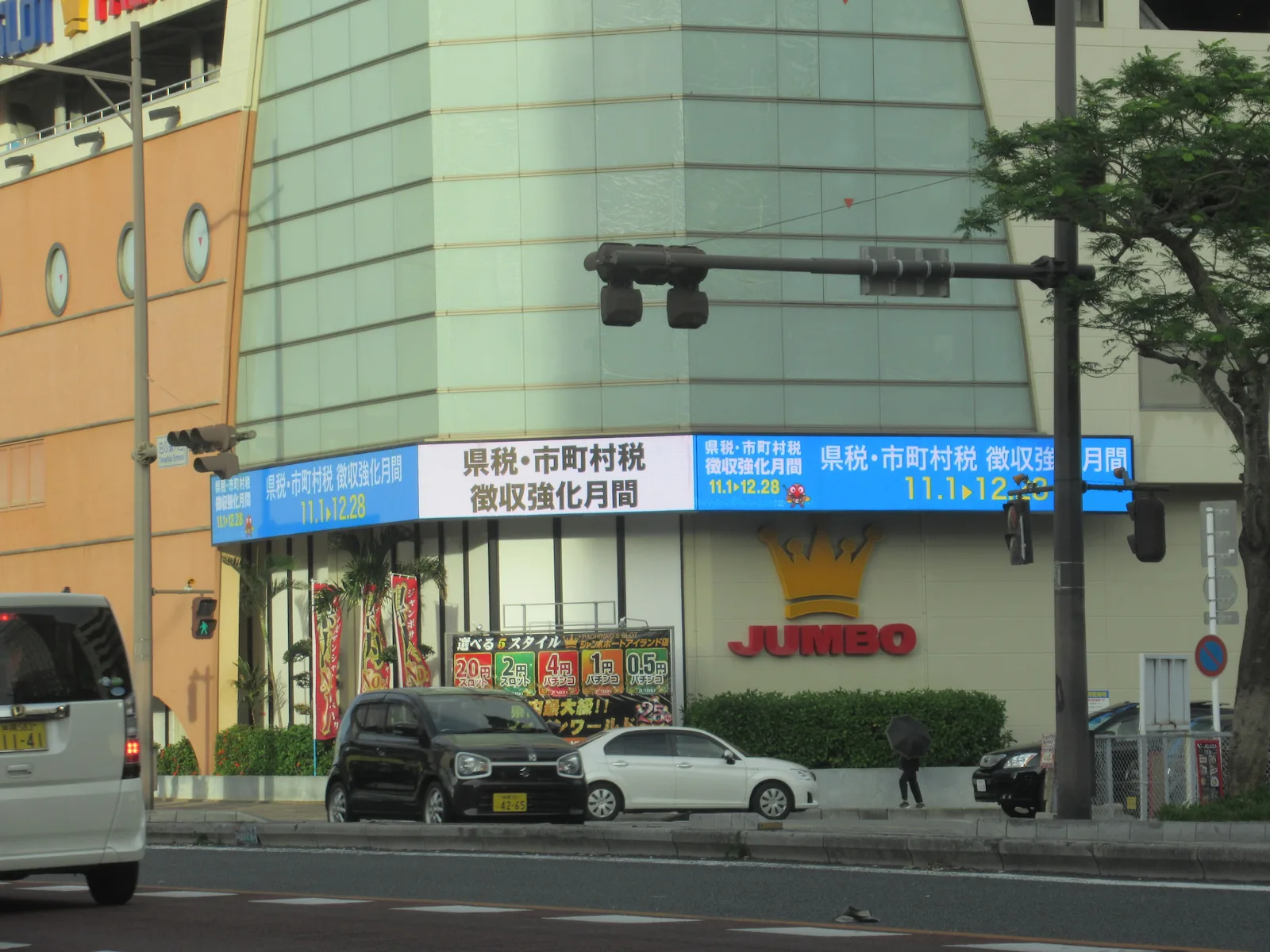 那覇市前島 とまりん前交差点に設置されたポートアイランドビジョン。観光客・インバウンド客へのダイレクトなリーチ。